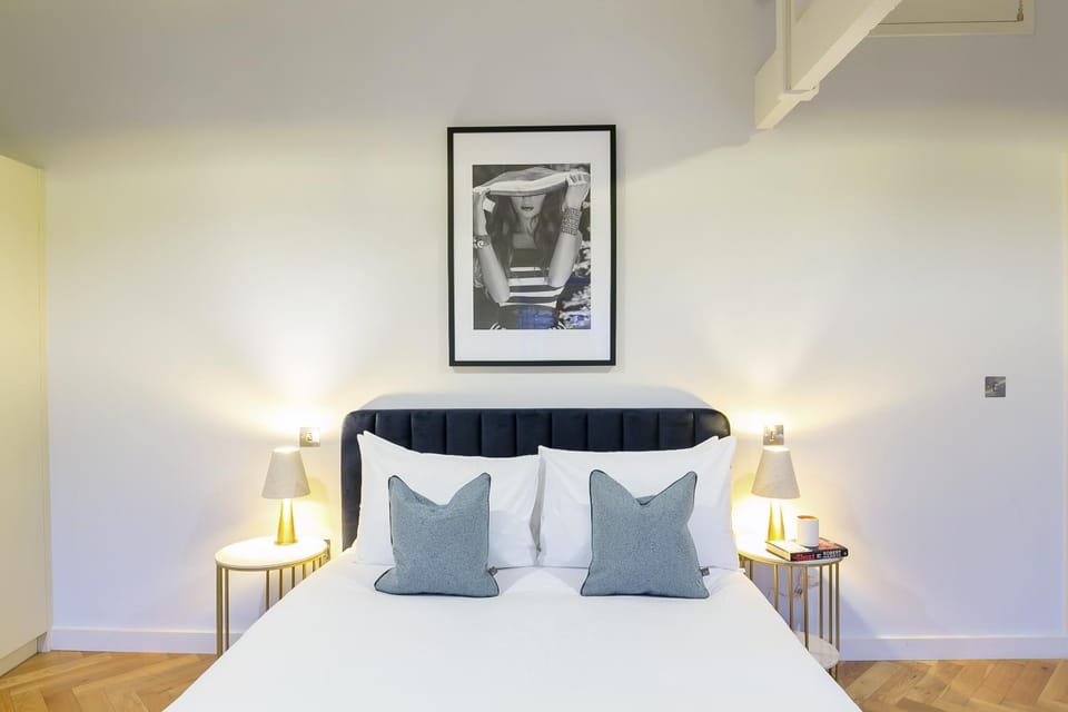 Bed, Photo of the whole room, Decorative detail, Bedroom