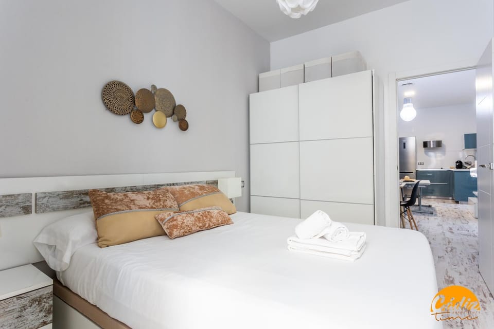Photo of the whole room, Bedroom, towels, wardrobe