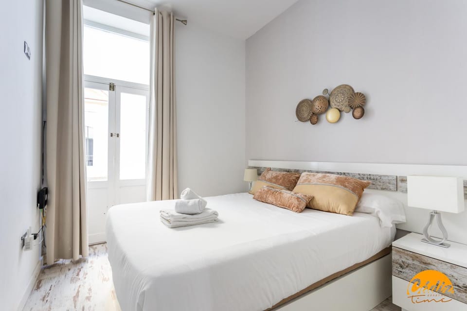 Photo of the whole room, Decorative detail, Bedroom, towels