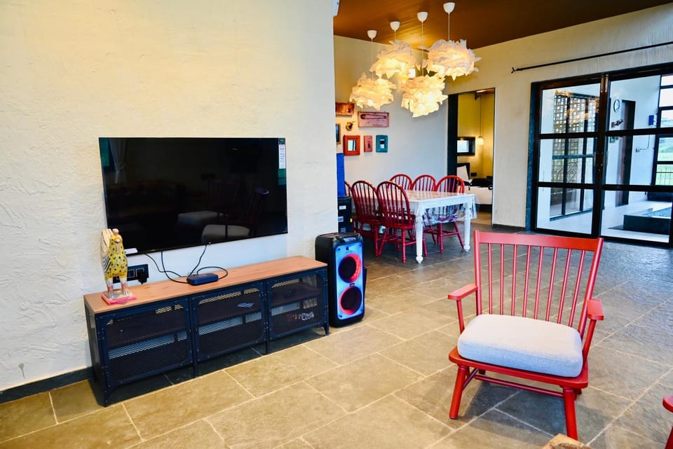 Communal lounge/ TV room, TV and multimedia, Living room, Seating area, Evening entertainment