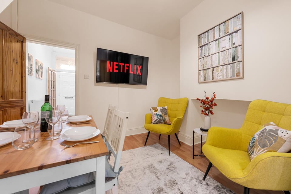 TV and multimedia, Living room, Seating area, Dining area