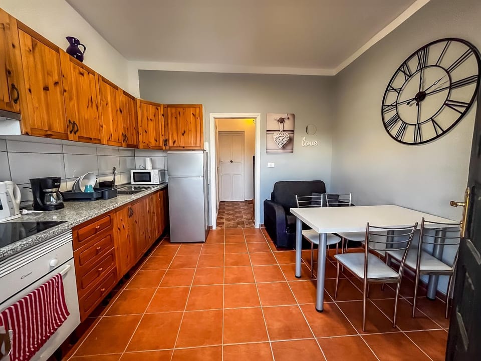 Coffee/tea facilities, Dining area, microwave, oven, stove, kitchen