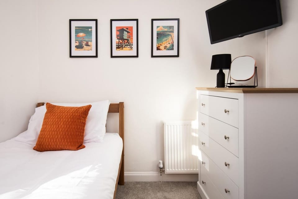 Bed, TV and multimedia, Bedroom