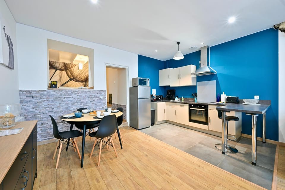 Coffee/tea facilities, Dining area, oven, stove, toaster, kitchen
