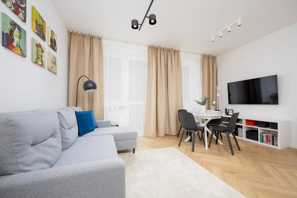 TV and multimedia, Living room, Seating area, Evening entertainment, internet