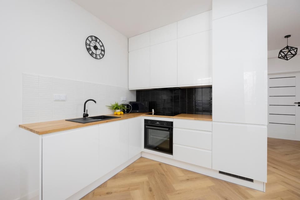 Kitchen or kitchenette, dishwasher, microwave