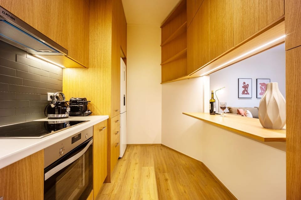 Coffee/tea facilities, Kitchen or kitchenette, oven, stove