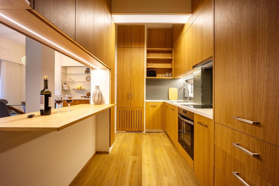 Kitchen or kitchenette, minibar, oven, stove