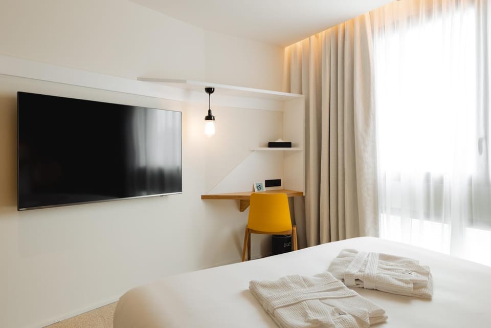 TV and multimedia, Seating area, Bedroom