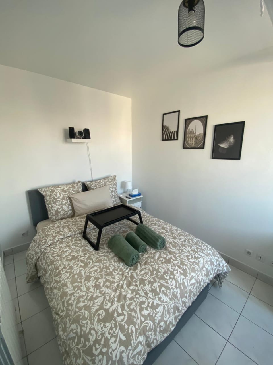 Appartement 2 pièces avec Projecteur à 100m du métro Apartment in Saint-Denis, France