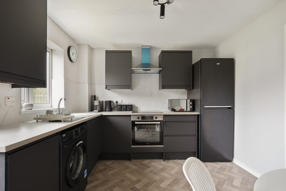 Coffee/tea facilities, Kitchen or kitchenette, Dining area, oven, stove, toaster