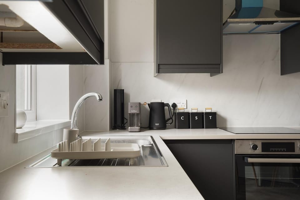 Coffee/tea facilities, Kitchen or kitchenette, oven, stove