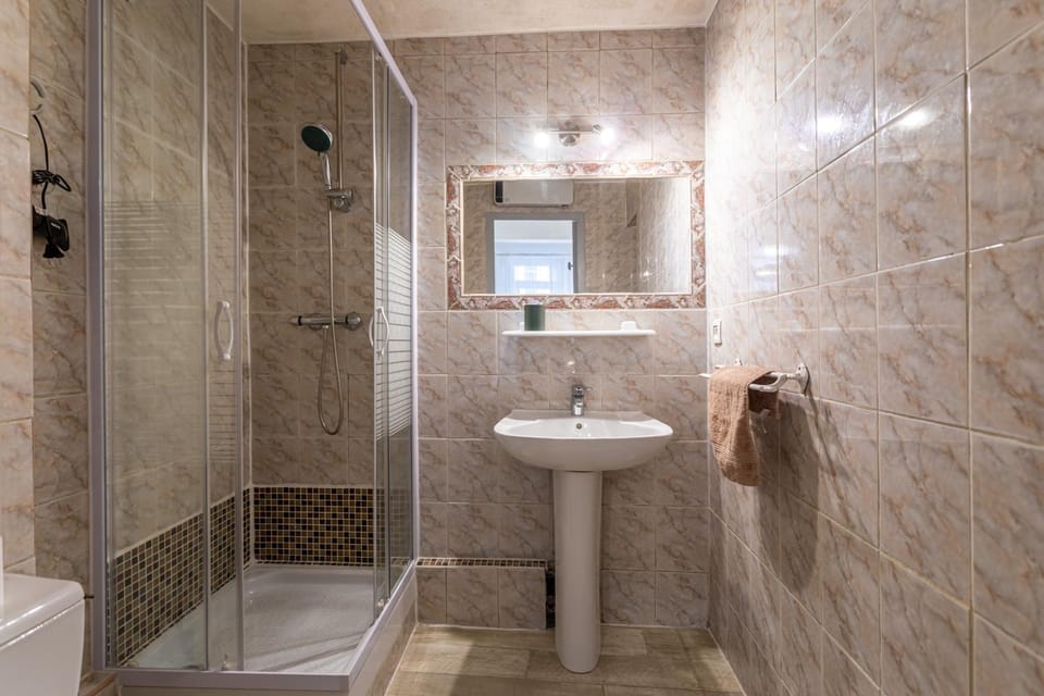 Shower, Toilet, Bathroom, towels