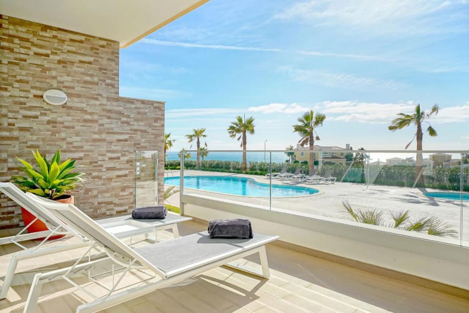 Balcony/Terrace, Balcony/Terrace, Pool view, Sea view, Swimming pool, sunbed