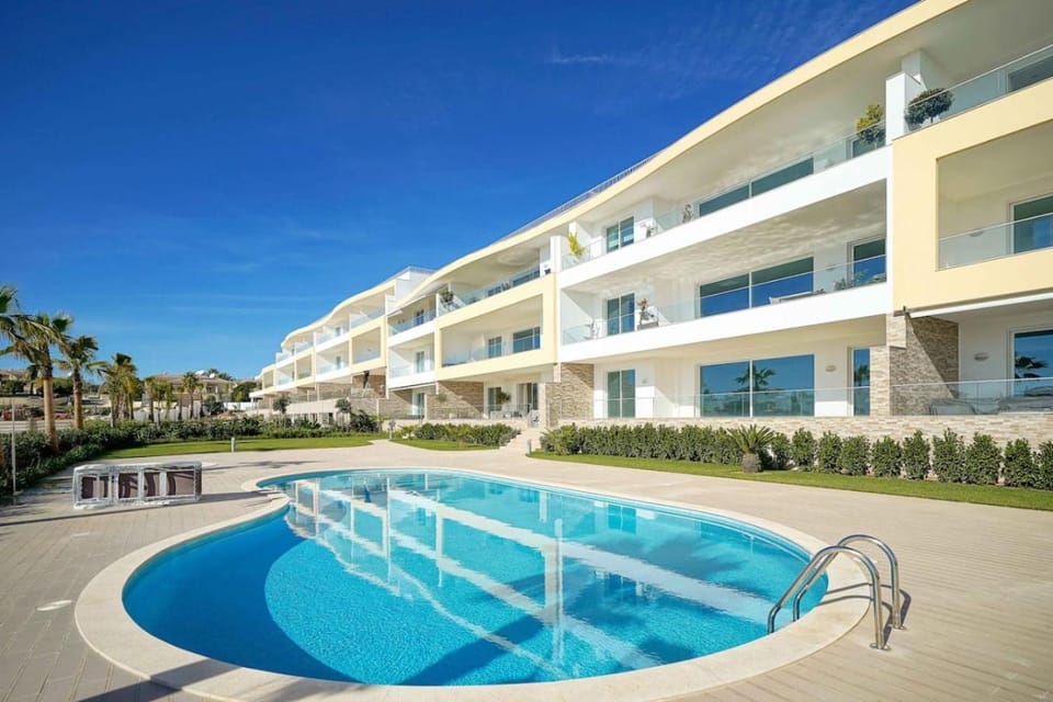 Property building, Swimming pool, sunbed