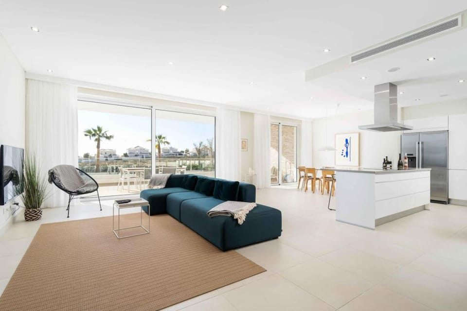 TV and multimedia, Kitchen or kitchenette, Living room, Seating area, Dining area