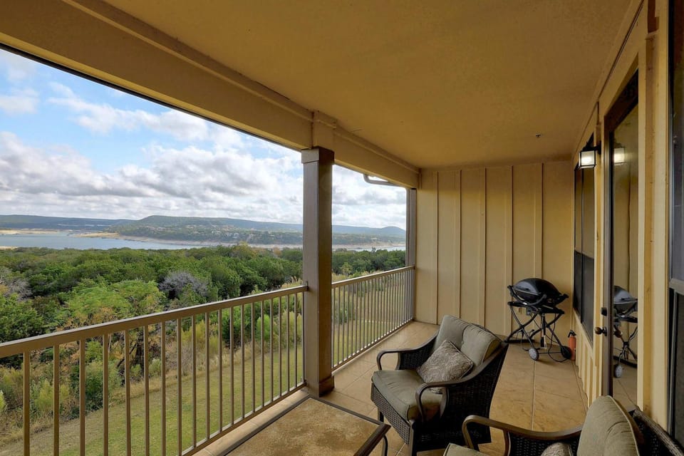Hill Country Hideaway - The Hollows by Lake Travis House in Jonestown