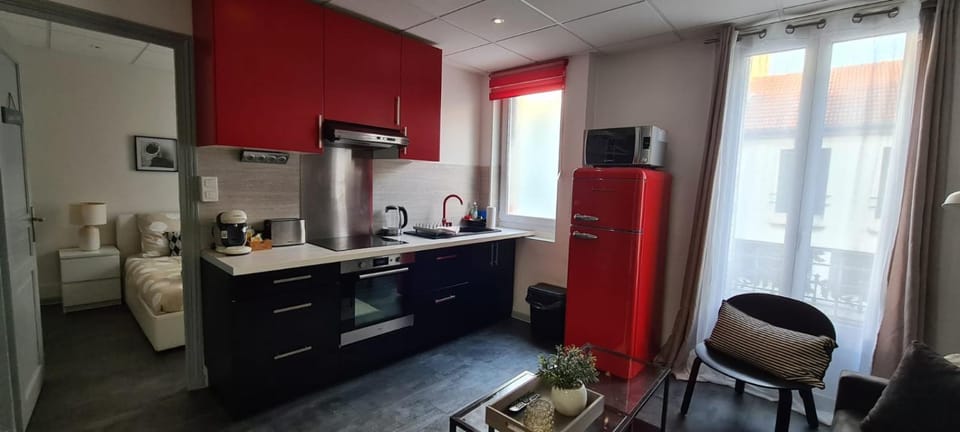 Coffee/tea facilities, Kitchen or kitchenette, Dining area, oven, toaster