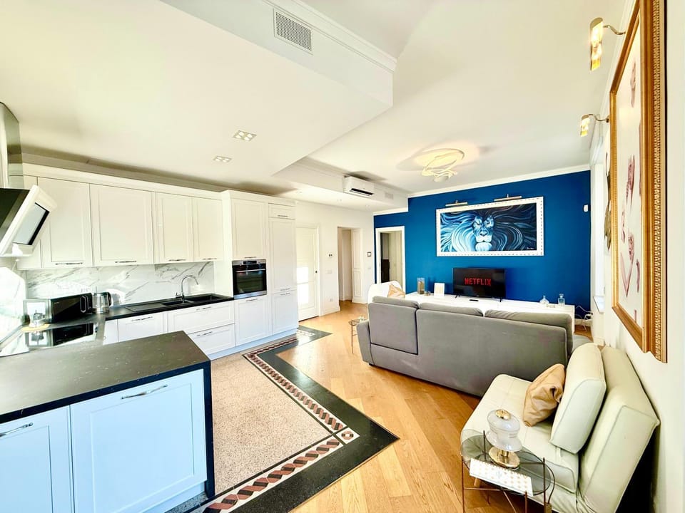 Kitchen or kitchenette, Living room