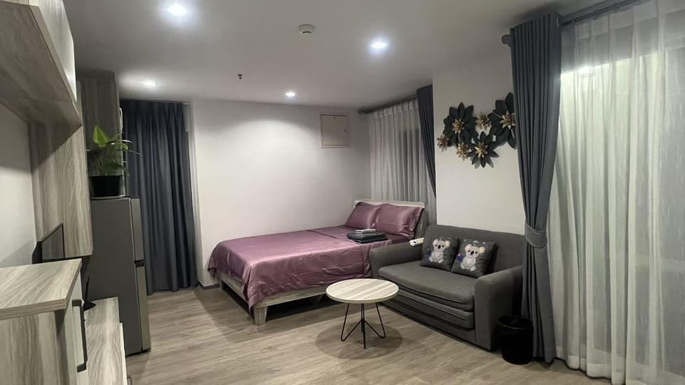 Bed, Living room