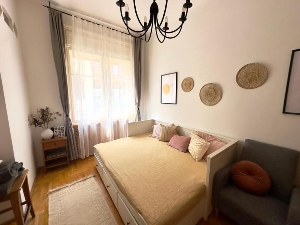 Bed, Living room, Photo of the whole room, Bedroom