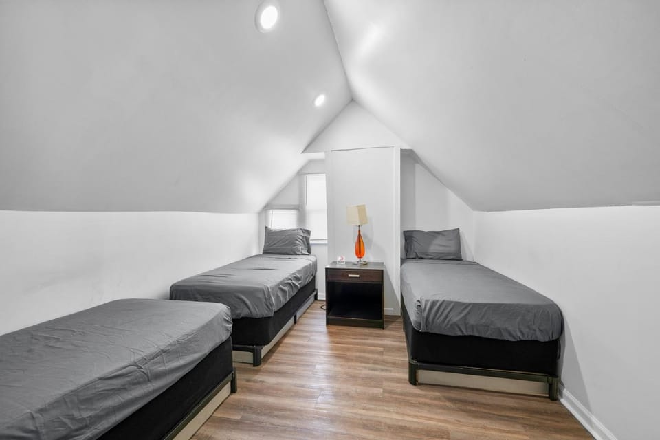 Mexicantown Detroit 2BR | Sleeps 7 + WiFi Apartment in Windsor