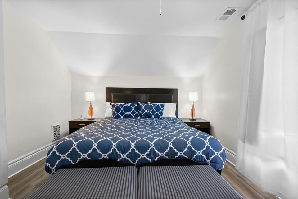 Mexicantown Detroit 2BR | Sleeps 7 + WiFi Apartment in Windsor