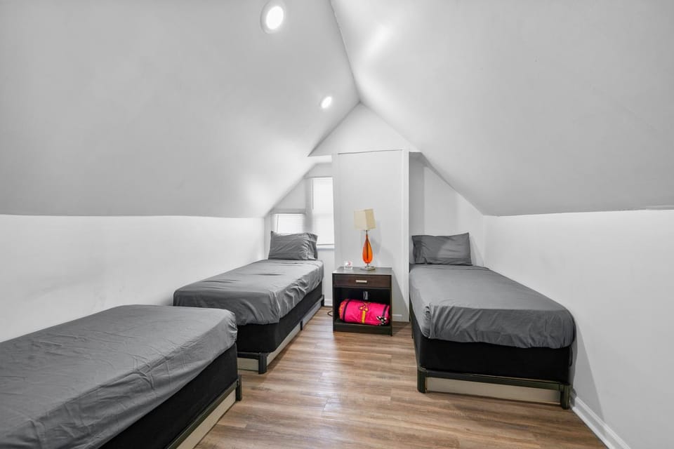 Mexicantown Detroit 2BR | Sleeps 7 + WiFi Apartment in Windsor