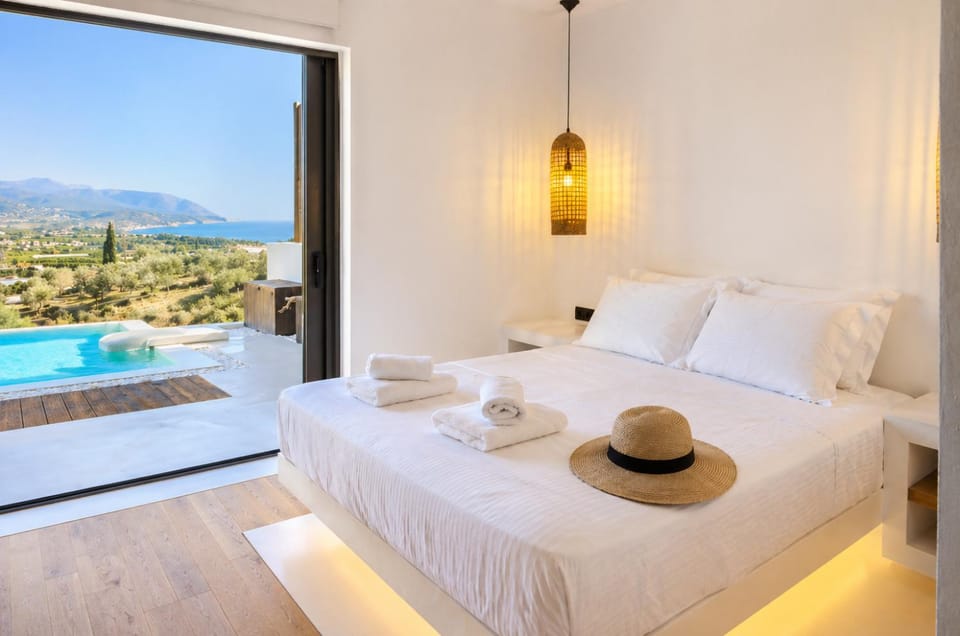 Bathroom, TV and multimedia, Bedroom, Pool view, towels