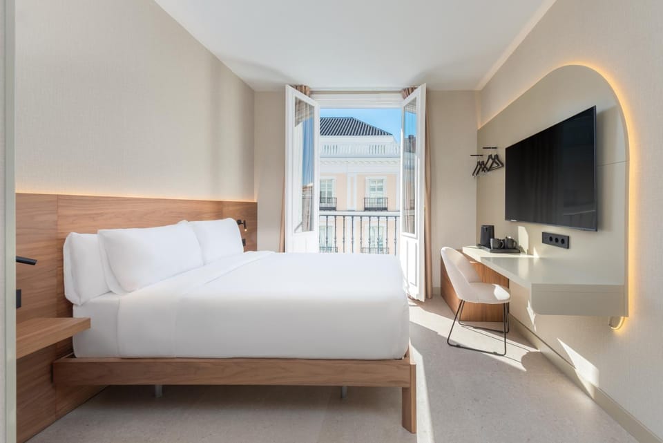 Bed, TV and multimedia, Photo of the whole room, Bedroom, City view, heating, minibar, safe, air conditioner