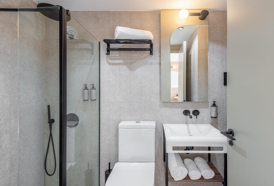 Shower, Toilet, Bathroom, towels