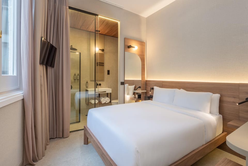Bed, Bathroom, TV and multimedia, Photo of the whole room, Bedroom, heating, minibar, safe, air conditioner