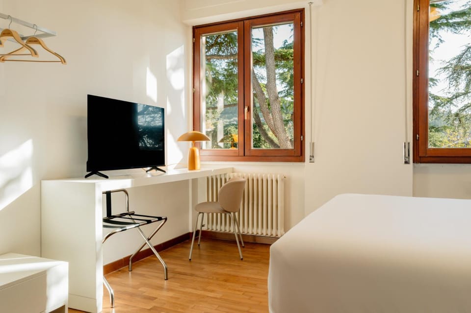 Bed, TV and multimedia, Bedroom