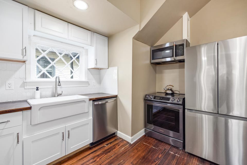 Kitchen or kitchenette, dishwasher, oven, pet friendly, stove