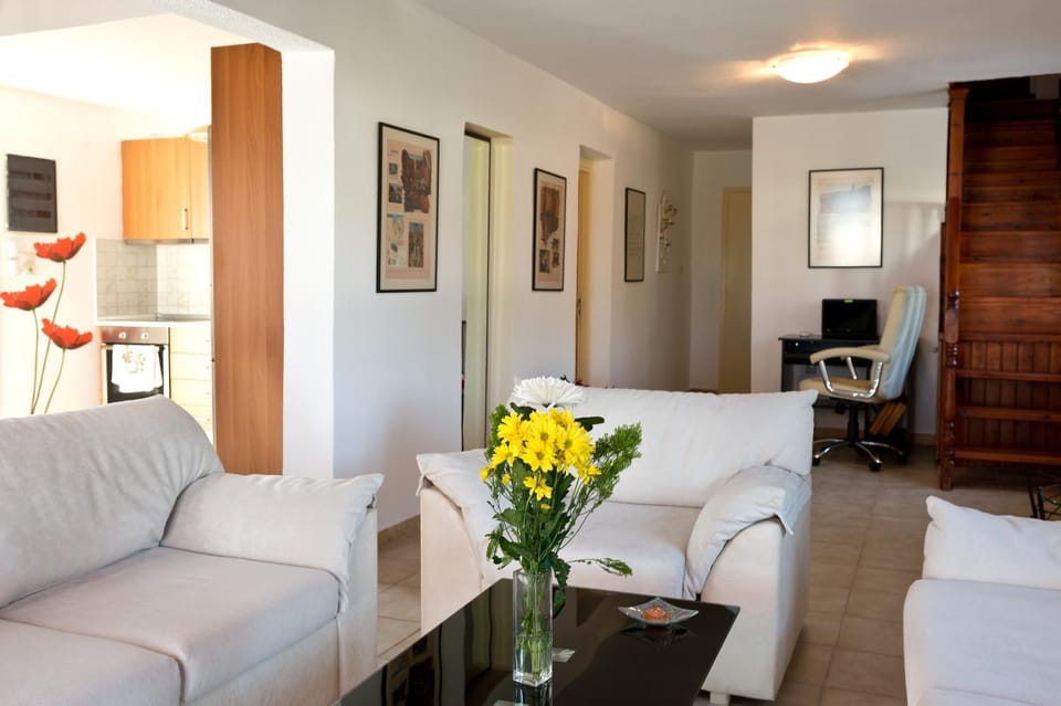 Communal lounge/ TV room, Lobby or reception