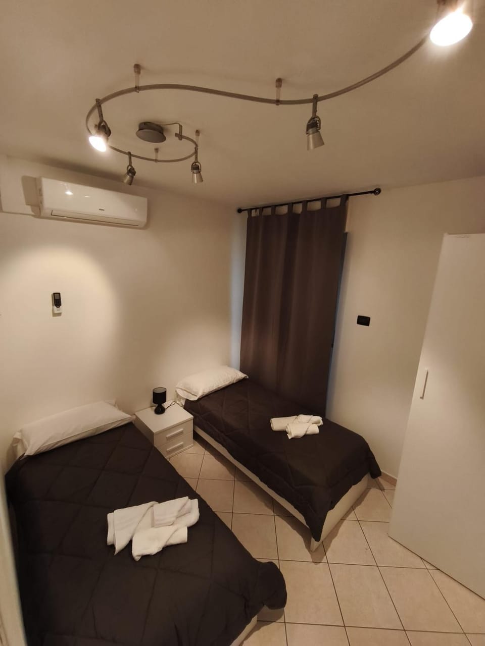 Bed, Bedroom, towels, air conditioner