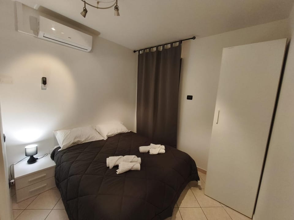 Bed, Bedroom, towels, air conditioner