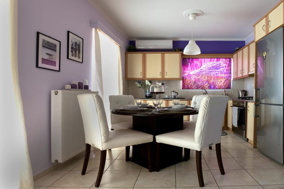 Kitchen or kitchenette, Photo of the whole room, Dining area
