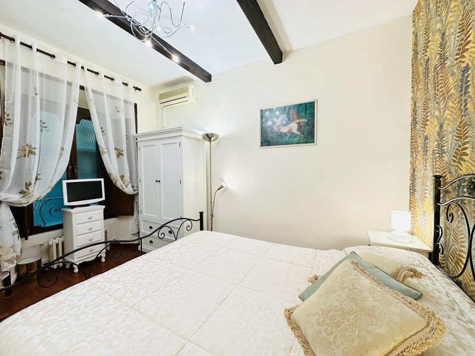 TV and multimedia, Photo of the whole room, Bedroom
