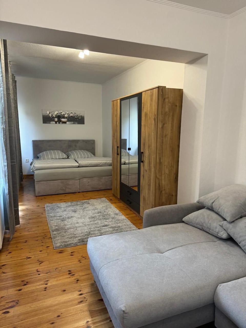 Photo of the whole room, Bedroom, wardrobe