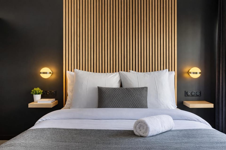 Bed, Bedroom, towels