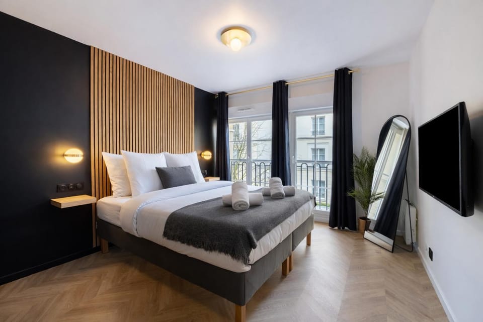 Bed, TV and multimedia, Bedroom, towels