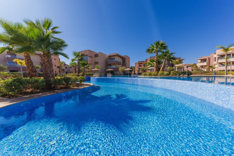 Property building, Day, Pool view, Swimming pool, Swimming pool, sunbed