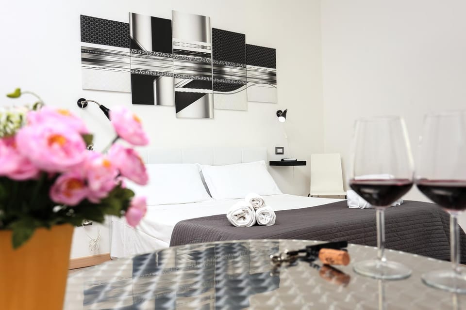 Bed, Other, Photo of the whole room, Decorative detail, Bedroom