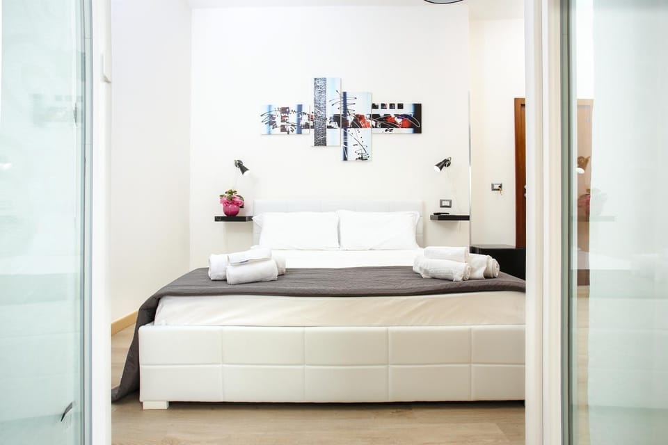 Bed, TV and multimedia, Balcony/Terrace, Other, Photo of the whole room, Decorative detail