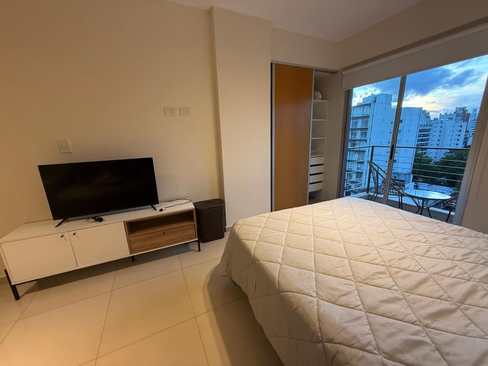 Bed, TV and multimedia, Photo of the whole room