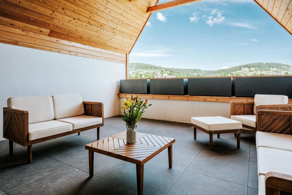 View (from property/room), Balcony/Terrace, Seating area