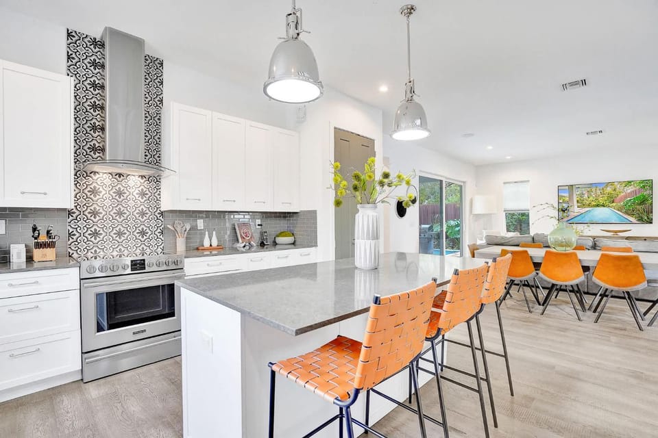 Kitchen or kitchenette, Dining area, oven