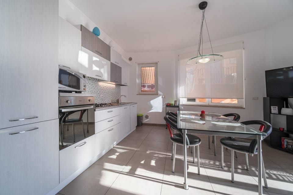 TV and multimedia, Kitchen or kitchenette, Dining area, dishwasher, oven, stove, toaster