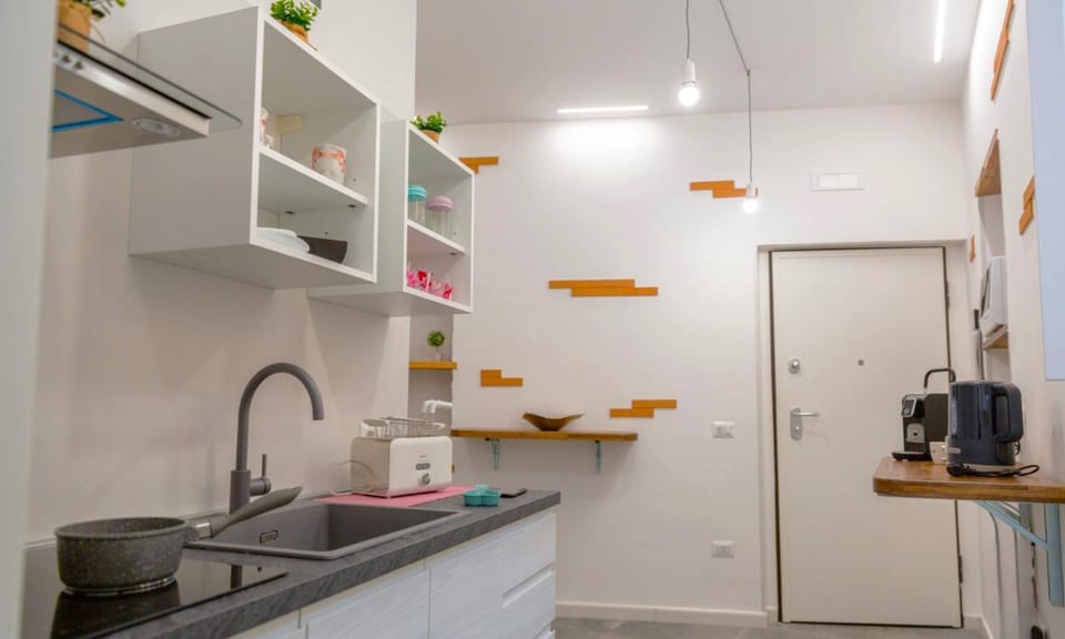 Coffee/tea facilities, Kitchen or kitchenette, oven, stove, toaster